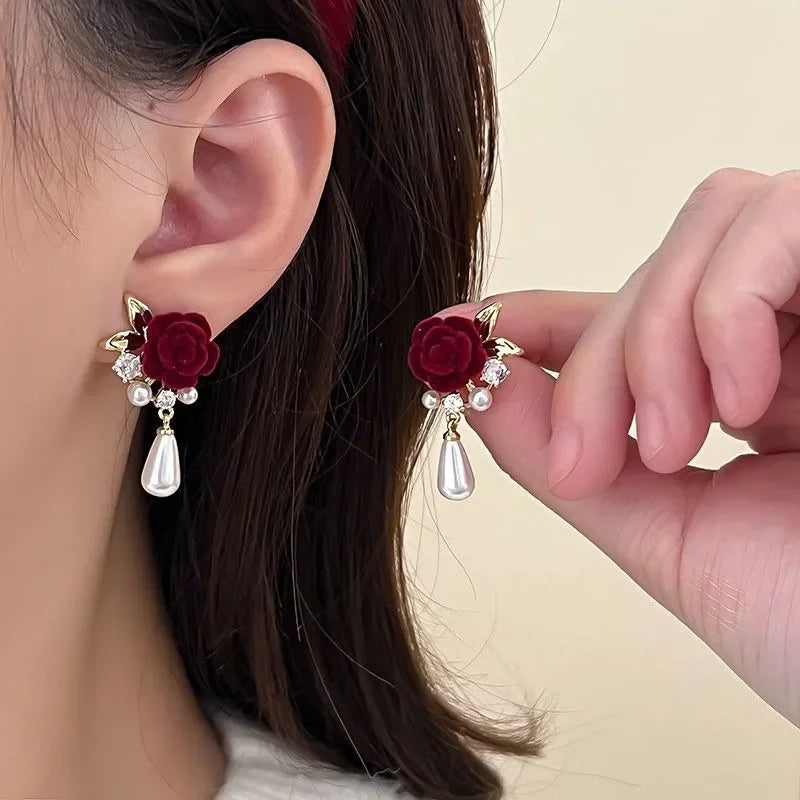 New Wine Red Velvet Rose Pearl Earrings for Women Vintage Red Rose Elegant High-end Studs Earrings Jewelry Accessories серьги